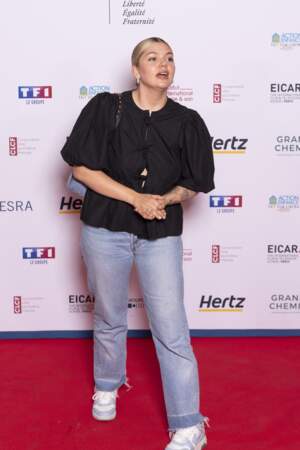 Louane annonce la tendance du jean droit à Paris, le 12 juin 2023