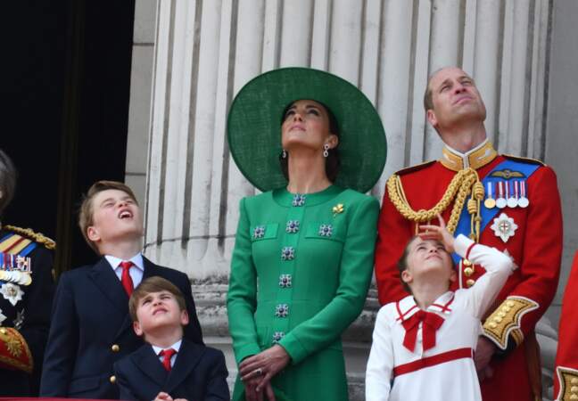 Le prince Louis de Galles entouré de la famille royale lors de l'apparition au balcon de Buckingham Palace après le défilé "Trooping the Colour" à Londres le 17 juin 2023