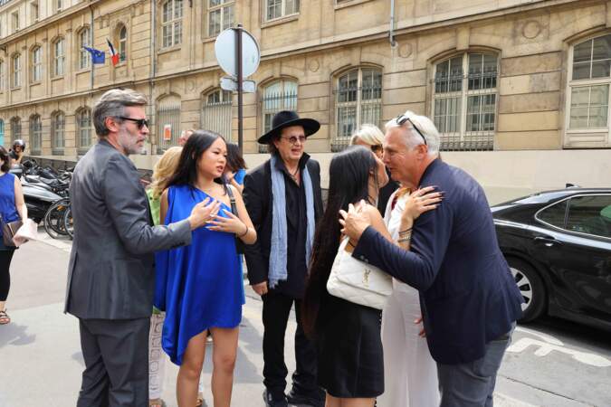 Jalil Lespert, Laeticia Hallyday, ses filles Jade et Joy ainsi que Marc Veyrat au mariage de Claude Lelouch et Valérie Perrin à la mairie du 18eme arrondissement de Paris, le 17 juin 2023
