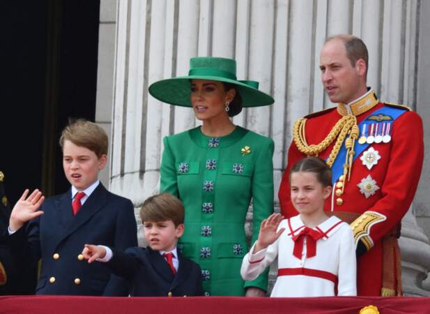 Le prince Louis de Galles entouré de la famille royale lors de l'apparition au balcon de Buckingham Palace après le défilé "Trooping the Colour" à Londres le 17 juin 2023