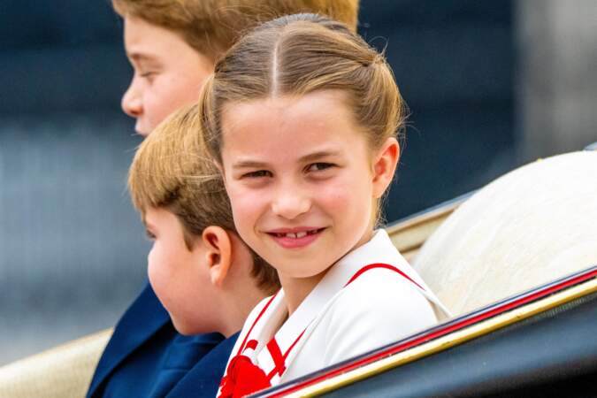 La princesse Charlotte porte un chignon tressé lors du défilé "Trooping the Colour" à Londres le 17 juin 2023