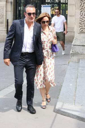 Jean Dujardin et Nathalie Péchalat au mariage de Claude Lelouch et Valérie Perrin à la mairie du 18eme arrondissement de Paris le 17 juin 2023