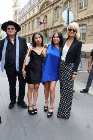 Laeticia Hallyday ses deux filles Jade et Joy avec le chef Marc Veyrat au mariage de Claude Lelouch et Valérie Perrin à la mairie du 18 eme arrondissement de Paris, le 17 juin 2023