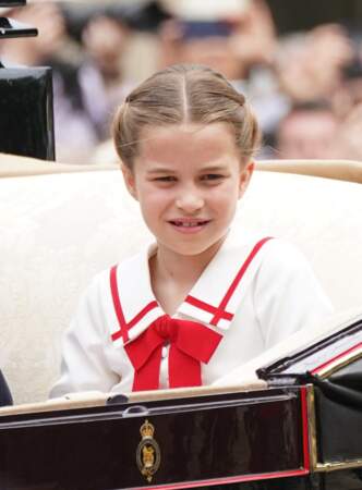 La princesse Charlotte en robe retro blanche avec noeud rouge pour la cérémonie Trooping the Colour le 17 juin 2023