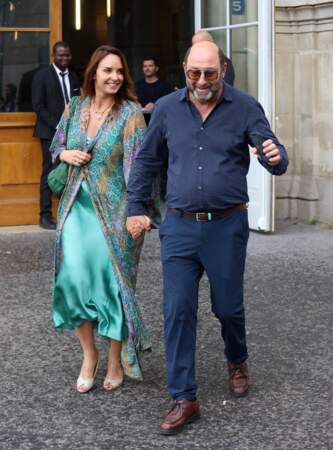 Julia Vignali et Kad Merad au mariage de Claude Lelouch et Valérie Perrin à la mairie du 18 eme arrondissement le 17 juin 2023