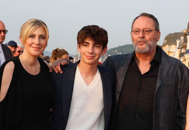 Amanda Sthers, Jean Réno et Léon Hesby sur le tapis rouge du prix du court métrage lors du 37ème festival du film de Cabourg