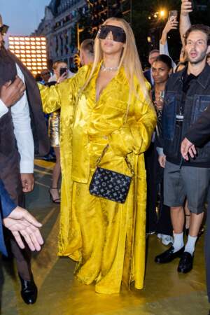 Beyoncé en total look jaune au premier rang du défilé homme Louis Vuitton printemps/été 2024. 