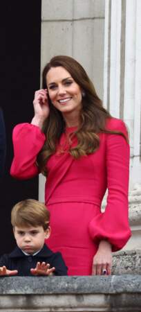Kate Middleton est fan de la couleur rose et de ses nuances. Elle enfile une robe de ce coloris lors du Jubilé de la reine d'Angleterre, le 5 juin 2022