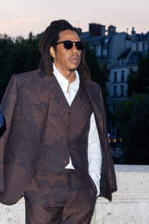 Jay Z est dans le theme du défilé avec un costume recouvert d'un camouflage pixelisé au défilé Louis Vuitton à Paris, le 20 juin 2023