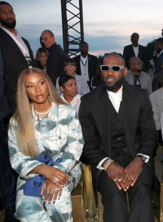 LeBron James et sa femme Savannah James dans un ensemble tie and dye au défilé homme Louis Vuitton printemps/été 2024. 
