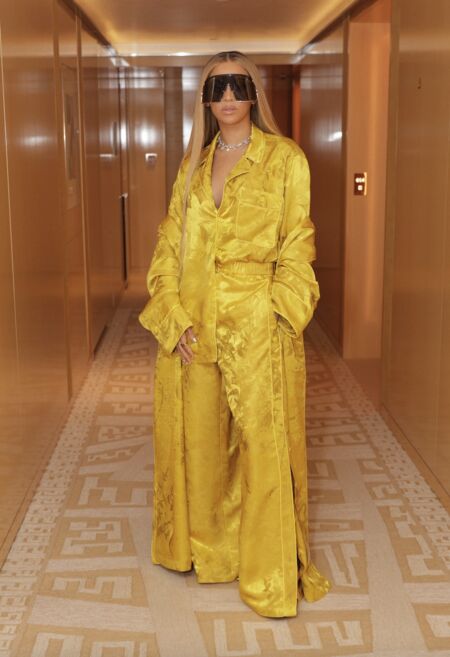 Beyoncé, radieuse dans un ensemble jaune flamboyant au premier rang du défilé homme Louis Vuitton printemps/été 2024. 