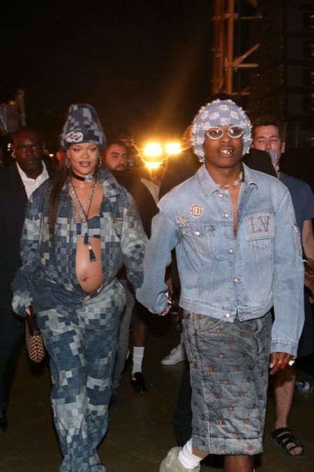 Rihanna dévoile son baby bump au défilé homme Louis Vuitton printemps/été 2024. 