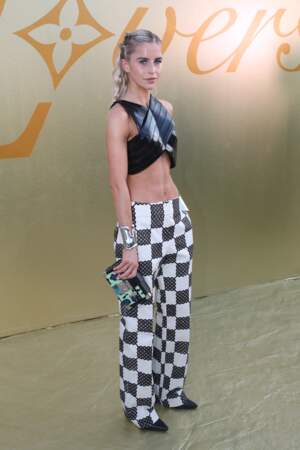Caroline Daur et son pantalon à damier au défilé Louis Vuitton - collection homme Printemps-été 2024