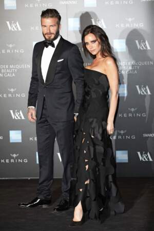 Victoria et David Beckham sont stylées au photocall du Gala Alexander McQueen et Savage Beauty à Londres en 2015