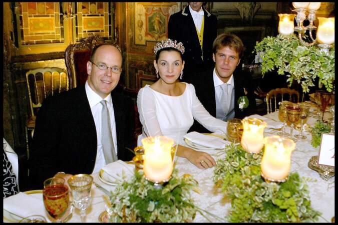 Clotilde Courau entourée du prince Albert de Monaco et de son époux, Emmanuel-Philibert de Savoie, lors du repas de mariage, au palais Ruspoli, le 25 septembre 2003
