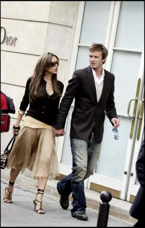 Victoria et David Beckham arpentent les rues de Paris en 2012. La femme du footballeur plébiscite la jupe longue et plissée