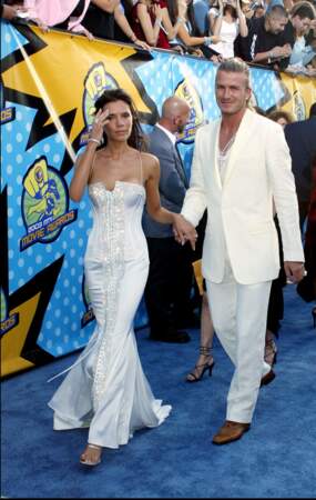 Victoria et David Beckham sont assortis en blanc aux MTV Movie Awards en 2003 à Londres