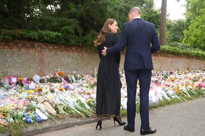 Le prince William, prince de Galles, et Catherine (Kate) Middleton, princesse de Galles regardent les hommages floraux laissés par les membres du public aux portes de Sandringham House à Norfolk, le 15 septembre 2022.