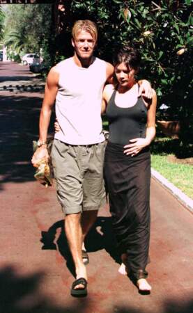David Beckham et Victoria attendent leur premier enfant. La chanteuse porte une longue robe en 1998