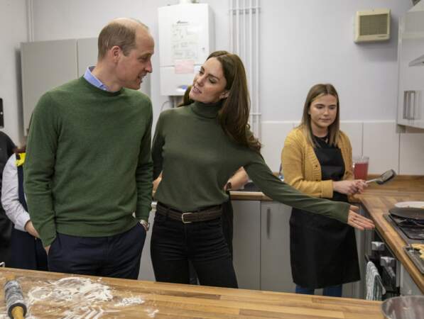 Le prince William, duc de Cambridge, et Catherine (Kate) Middleton, duchesse de Cambridge, au Neon Youth Club de Blaenavon Hwb à Blaenavon, le 1er mars 2022