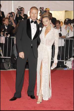 David et Victoria Beckham rejoignent la soirée de Gala au Metropolitan Museum de New York. La femme du footballeur est superbe dans une longue robe fendue 