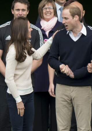 Le prince William et Catherine Kate Middleton, la duchesse de Cambridge lors d'un tournoi de rugby au stade Foryth Barr à Dunedin lors de leur visite officielle en Nouvelle-Zélande, le 13 avril 2014