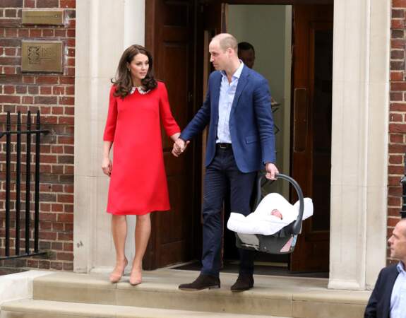 Le prince William et Catherine (Kate) Middleton quittent Le Lindo Wing à l'hôpital St Marys après la naissance de Louis à Londres, le 23 avril 2018