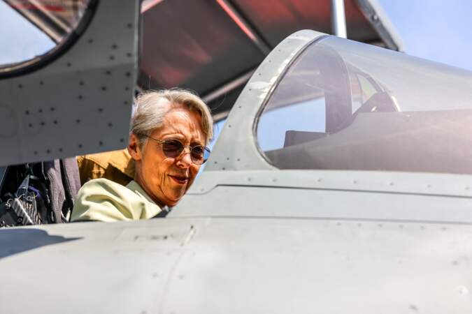 Élisabeth Borne à bord d’un avion de chasse avec ses lunettes de soleil, le 23 juin 2023