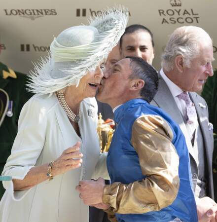 La reine Camilla surprise du baiser sur la joue de Frankie Dettori, gagnant de la Gold Cup, au troisième jour de Royal Ascot.