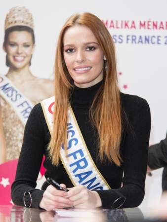 Les longs cheveux lissés de Maëva Coucke (Miss France 2018) à l'hippodrome de Vincennes, le 11 février 2018