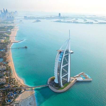 Le Burj Al Arab surplombe Dubaï