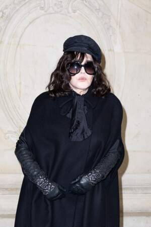 Isabelle Adjani renoue avec son carré long au défilé Couture Christian Dior à Paris 