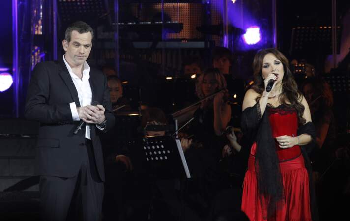 Garou et Hélène Segara lors du concert hommage "Notre Dame de Paris", à Paris, le 18 décembre 2011.