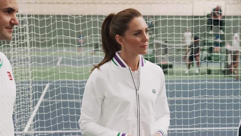 Kate Middleton rejoint Roger Federer et rencontrent ensemble les ramasseurs de balles de Wimbledon, le 26 juin 2023. Elle porte une veste blanche au logo du tournoi. 