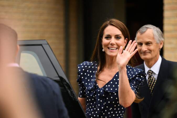 Kate Middleton salue une dernière fois la foule après avoir assisté à l'inauguration de la communauté résidentielle de Hope Street à Southampton, le mardi 27 juin 2023. 