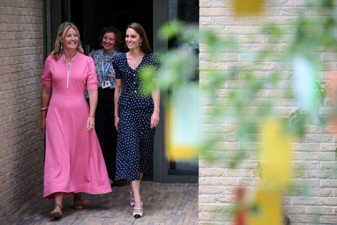 Pour l'inauguration de Hope Street à Southampton, le mardi 27 juin 2023, Kate Middleton a jeté son dévolu sur une robe bleu marine à pois blancs signée Alessandra Rich.