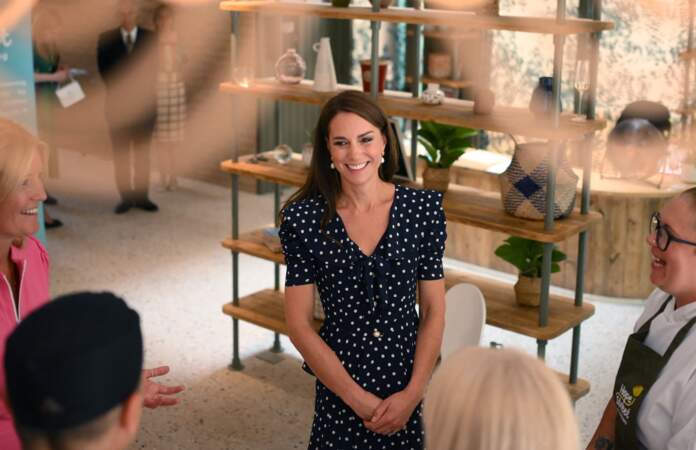 Kate Middleton dévoile sa silhouette longiligne dans une robe midi à pois à l'esprit vintage signée Alessandra Rich à Southampton, le mardi 27 juin 2023