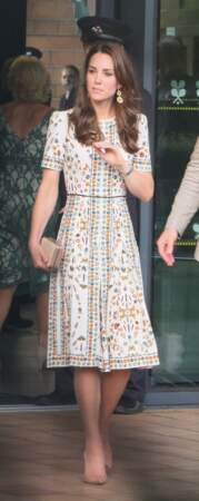 Kate Middleton et sa robe trapèze Alexander McQueen au tournoi de Wimbledon à Londres, le 10 juillet 2016