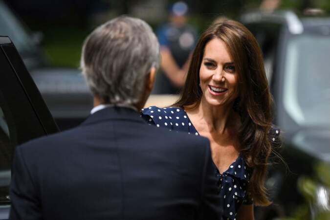 La mèche sur le côté, Kate Middleton a affiché une mise en beauté lumineuse et naturelle avec une touche de fard à joues rosé, le mardi 27 juin 2023.