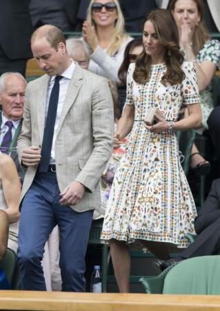 Kate Middleton et sa robe fantaisie aux épaules 3/4 au tournoi de tennis de Wimbledon à Londres, le 10 juillet 2016