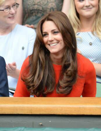 Kate Middleton détache sa longue chevelure légerement ondulée au tournoi de tennis de Wimbledon, le 8 juillet 2015