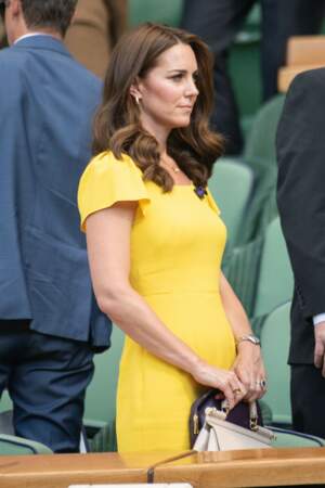 Kate Middleton renoue avec une robe jaune flashy dans les tribunes de Wimbledon, le 15 juillet 2018