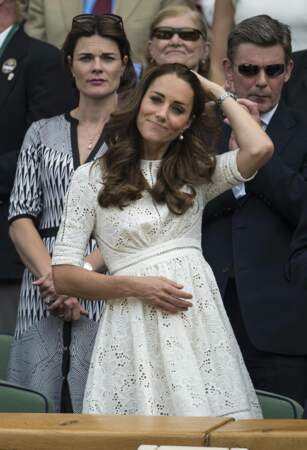 Kate Middleton et sa robe trapèze et brodée au tournoi de tennis de Wimbledon, le 2 juillet 2014