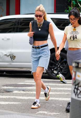 Gigi Hadid en crop top et bermuda en jean à New York