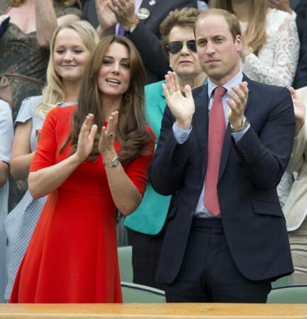 Kate Middleton et sa robe rouge vitaminée au tournoi de tennis de Wimbledon, le 8 juillet 2015. Elle vient de la marque L.K Bennett London, collection Automne-Hiver 2015. Elle est à retrouver en boutique au prix de 320 euros.