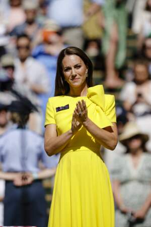Kate Middleton et sa robe jaune fluo de la marque Roksanda  au tournoi de Wimbledon, le 9 juillet 2022