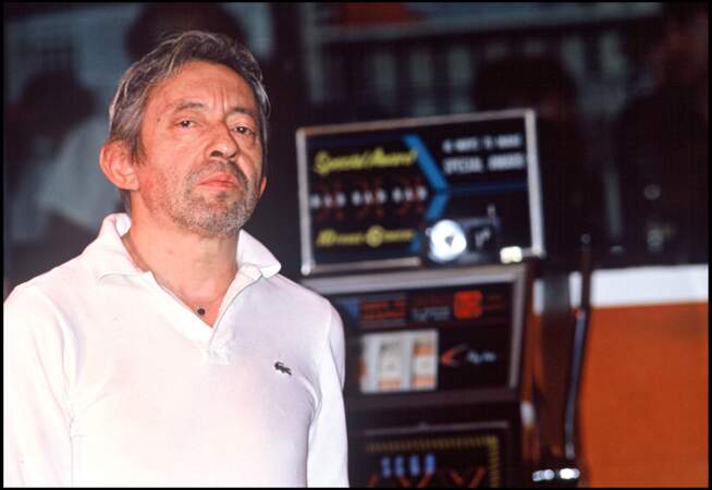Serge Gainsbourg a été pris en photo dans les studios de RTL, à Paris, en 1989.