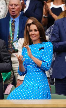 Kate Middleton recycle sa robe bleue Alessandra Rich à 1766 € dans les tribunes du tournoi de Wimbledon, le 5 juillet 2022