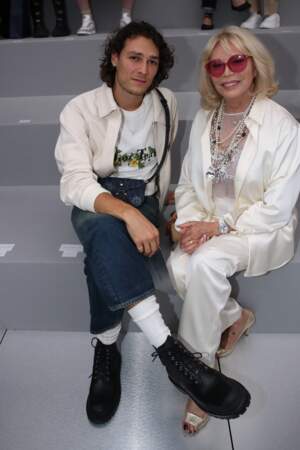 Hugo Marchand (danseur étoile) et Amanda Lear en total-look blanc au défilé Dior - collection homme prêt-à-Porter Printemps/été 2024