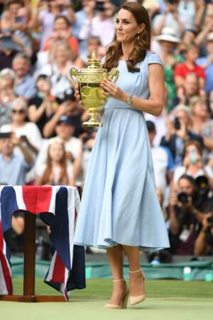 Kate Middleton remet le trophée au gagnant de la Finale homme du tournoi de Wimbledon à Londres, le 14 juillet 2019. La britannique se love d'une robe bleue pastel de la marque Emilia Wickstead, au prix de 1 550 € 
